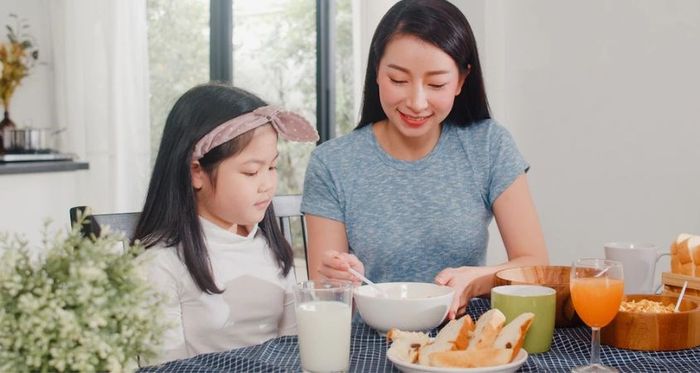 Kết hợp giữa việc cung cấp đủ dinh dưỡng và kiểm soát calo tiêu thụ hàng ngày là quan trọng cho sức khỏe của bé.