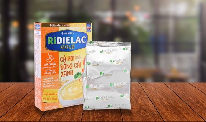 Bột ăn dặm Vinamilk RiDielac Gold cá hồi, bông cải xanh hộp 200g (7 - 24 tháng)