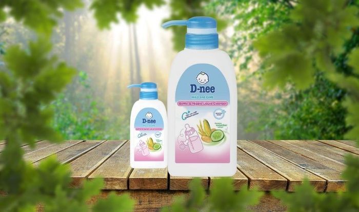 Nước rửa bình sữa D-nee chai 500 ml giúp loại bỏ cặn bẩn trong bình