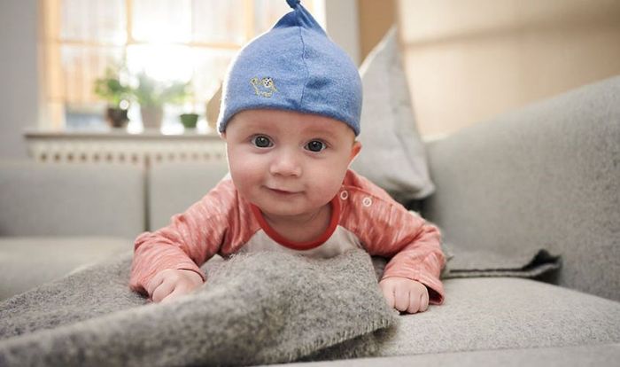 Việc đội mũ thóp giúp bảo vệ đầu và giữ ấm cho bé