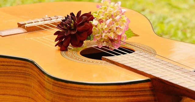 Phân tích bài thơ Đàn ghi ta của Lor-ca