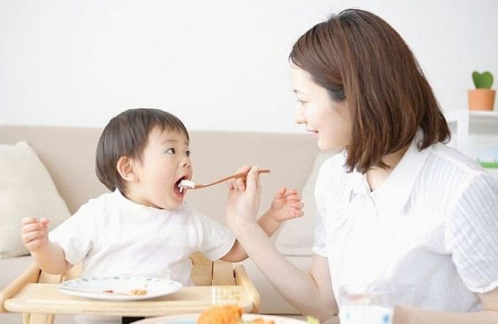 Duy trì việc cho con bú sữa mẹ và kế hoạch ăn dặm phù hợp