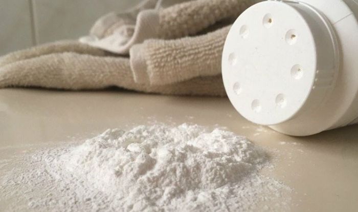 Thành phần chính của phấn rôm là bột talc và cornstarch.