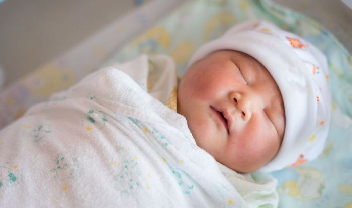 Chọn mũ thóp có chất liệu mềm mại, thấm hút mồ hôi tốt cho bé