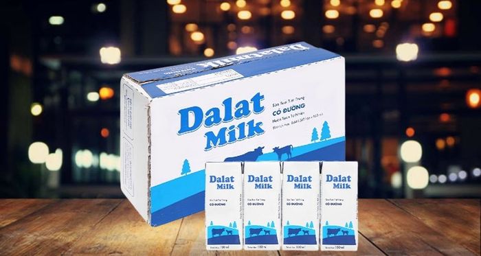 Hộp 48 lọ sữa tươi Dalat Milk có đường dung tích 180 ml