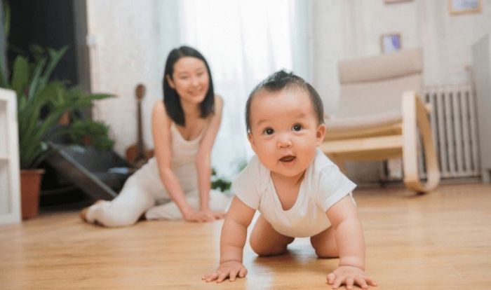 Những điều quan trọng khi bé tập bò. Nguồn từ theasianparent