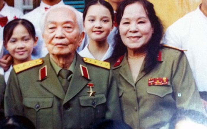 NSND Tường Vi (bên phải) và Đại tướng Võ Nguyên Giáp trong hình ảnh lưu niệm