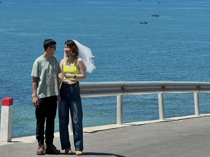 Cặp đôi lựa chọn di chuyển từ TP.HCM đến Hà Nội bằng xe máy.