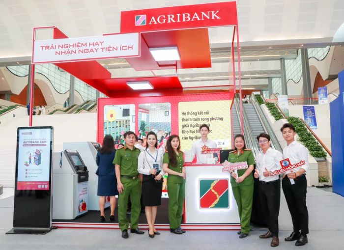 Agribank trình diễn máy ATM mới với công nghệ hiện đại cho phép giao dịch rút tiền bằng căn cước công dân có chip. (Ảnh: Vietnam+)