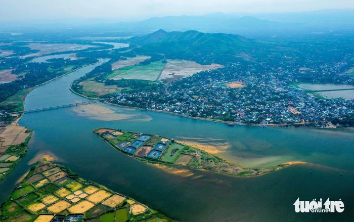 Nhìn từ trên cao, cồn cát giống như chú cá đang bơi ngược dòng về nguồn - Ảnh: MAI HƯƠNG.