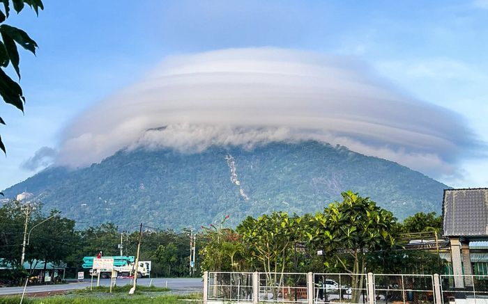 Chuyên Gia Thảo Luận Về Mây Ngũ Sắc Lạ Thường Ở TP.HCM