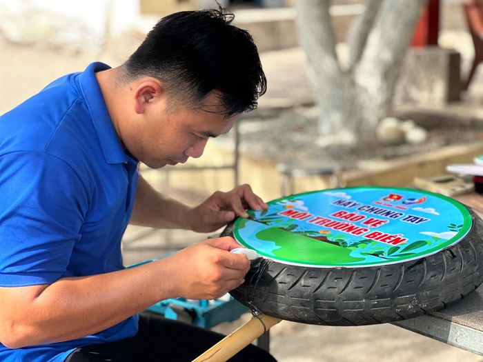 Đoàn trẻ Bình Thuận thực hiện mô hình biển báo bảo vệ môi trường biển. Hình ảnh: TĐBT