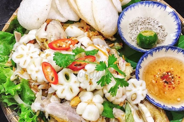 Gỏi gà măng cụt - đặc sản của Bình Dương.