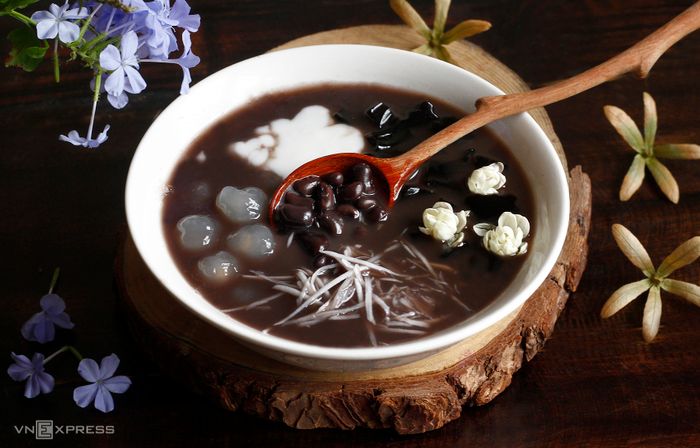 Chè đậu đen là lựa chọn tuyệt vời để giải nhiệt trong những ngày hè nóng bức. Ảnh: Bùi Thủy