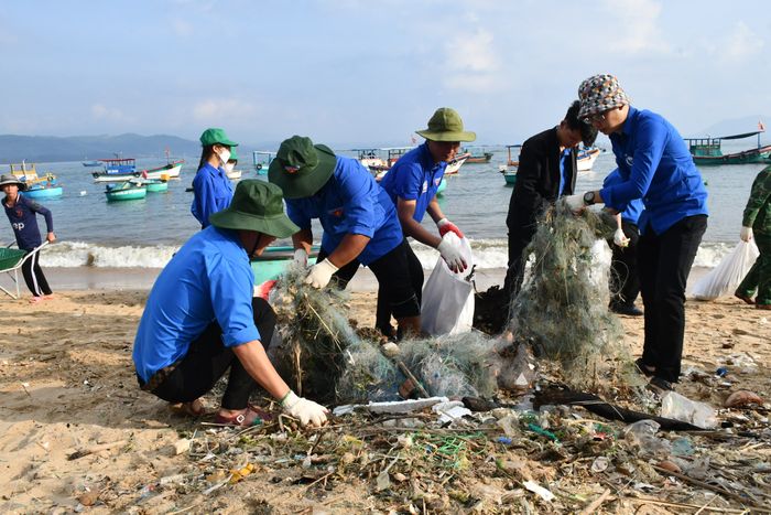 Đoàn viên thanh niên Phú Yên tham gia làm sạch, thu gom rác trên bờ biển. Hình ảnh: TĐPY