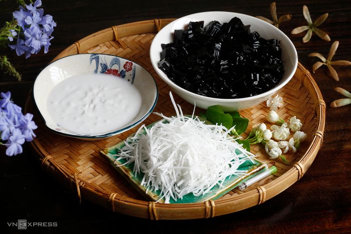 Các loại topping có thể thêm theo sở thích cá nhân. Ảnh: Bùi Thủy