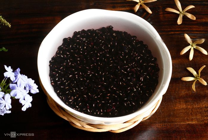 Lựa chọn đậu đen có lòng xanh là tốt nhất. Ảnh: Bùi Thủy