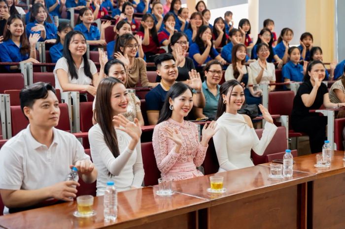 Các cô gái tham gia tour tuyển sinh của cuộc thi. (Ảnh: CTV/Vietnam+)