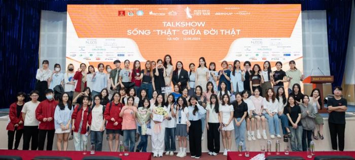 Chương trình trò chuyện có ý nghĩa “Sống thật giữa đời thật” với những chia sẻ sâu sắc về cách “sống thật” và bí quyết để có cuộc sống hạnh phúc từ Hoa hậu Lê Nguyễn Bảo Ngọc và Á hậu Trịnh Thùy Linh. (Ảnh: CTV/Vietnam+)