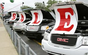 Mua ô tô lần đầu với 300 triệu: Lựa chọn VinFast VF 3 hay xe cũ có tuổi đời lâu nhưng có không gian rộng rãi hơn?