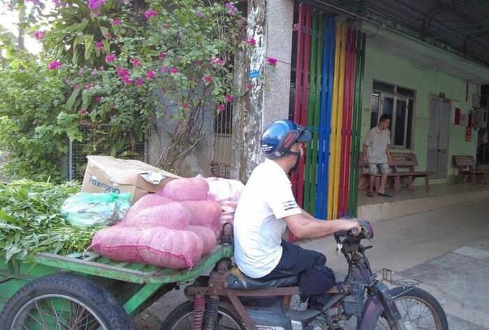 Anh thường xuyên mang theo rau, thịt... để tặng cho các tổ chức như mái ấm, cô nhi viện.