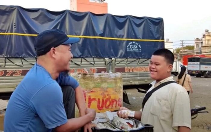 Anh bắt đầu thử sức với việc làm YouTube, chia sẻ những đoạn clip đơn giản về cuộc sống hàng ngày.