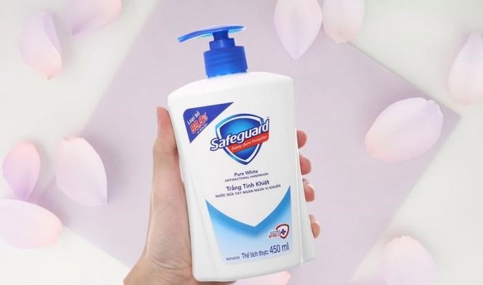 Nước rửa tay Safeguard Trắng Tinh Khiết chai 450 ml