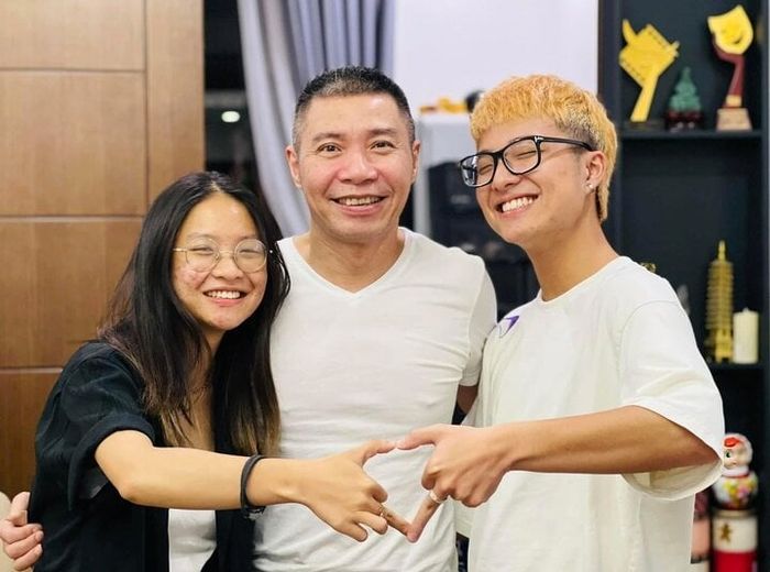 Thục Anh và Gia Bảo thường xuyên động viên và chăm sóc bố khi ông ốm.