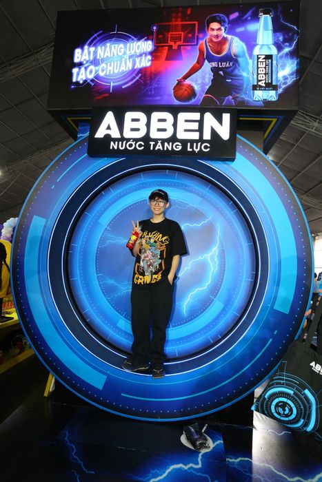 Người tham dự check-in 'Vòng xoáy năng lượng' Abben tại Vietnam GameVerse 2024. Ảnh: Abben