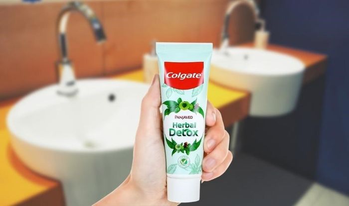 Kem đánh răng Colgate Herbal Detox giúp thanh lọc khoang miệng