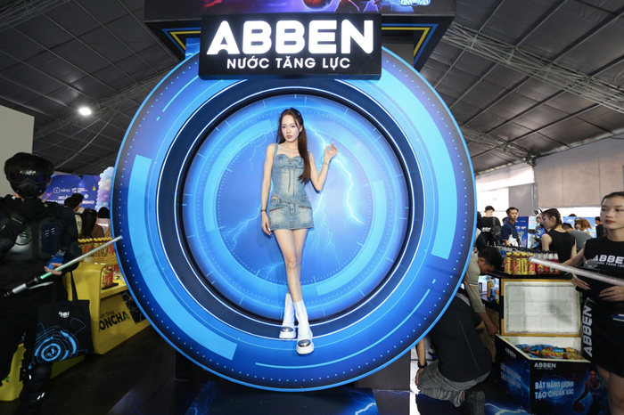 TikToker Mèo Trái Đất nhận quà sau khi tham gia thử thách 'Vòng Xoáy Năng Lượng' và game 'Bật năng lượng Abben', chiều 11/5. Ảnh: Abben