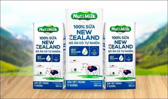 Lốc 4 hộp sữa tiệt trùng Nutimilk New Zealand ít đường 180 ml (từ 1 tuổi)