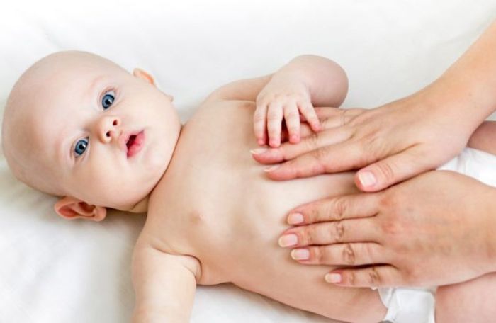 Xoa nhẹ bụng để giúp bé tiêu hóa dễ dàng