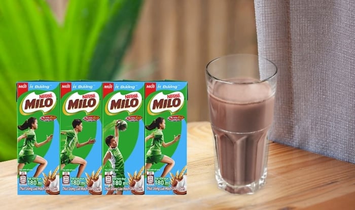 Lốc 4 hộp thức uống lúa mạch Nestlé Milo ít đường 180 ml (phù hợp từ 2 tuổi trở lên)