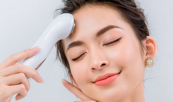 Hãy sử dụng máy massage mặt một cách nhẹ nhàng để tránh làm tổn thương da.