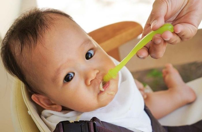 Trẻ có nguy cơ bại não thường gặp vấn đề nôn trớ khi ăn