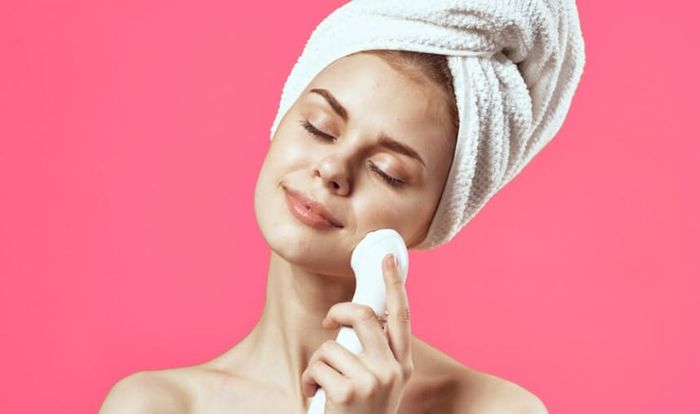 Sử dụng máy massage mặt kết hợp với sản phẩm chăm sóc da sẽ làm tăng hiệu quả của máy.