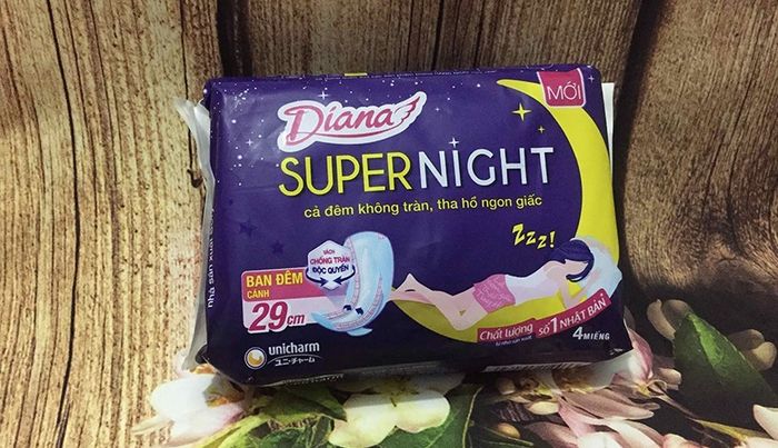 Băng vệ sinh ban đêm Diana Super Night siêu thấm, có cánh, gói 4 miếng.