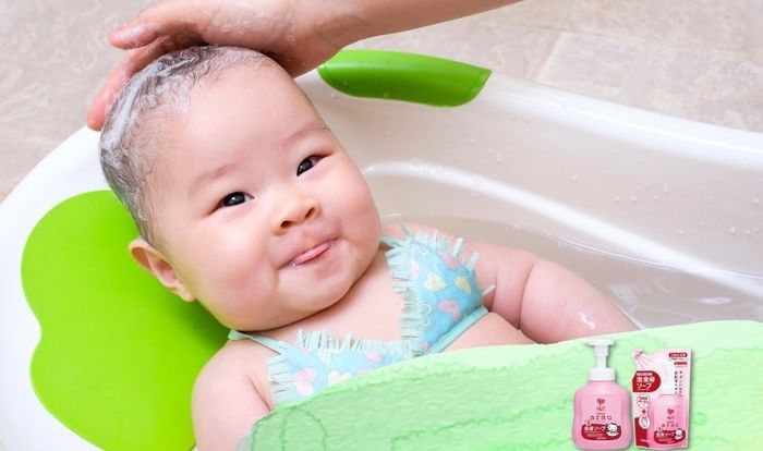 Mẹ hoàn toàn có thể sử dụng sữa tắm Arau Baby để gội đầu cho bé