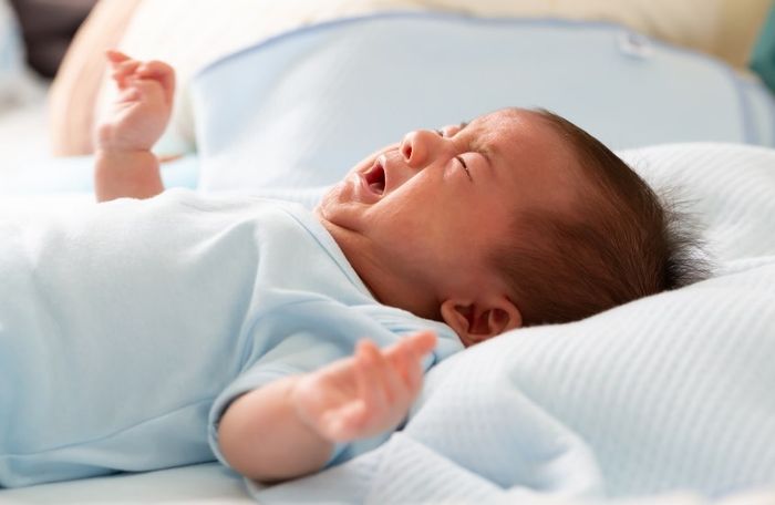 Để bé bú ở tư thế nằm ngang có thể dẫn đến trào ngược dạ dày