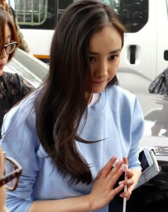 Hồ Liên Hinh (bên phải) đã bỏ lỡ cơ hội tốt nhất để lên tiếng về bê bối video nhạy cảm. Trong khi đó, Dương Mịch đã chọn cách đối mặt trực tiếp với thông tin tiêu cực.