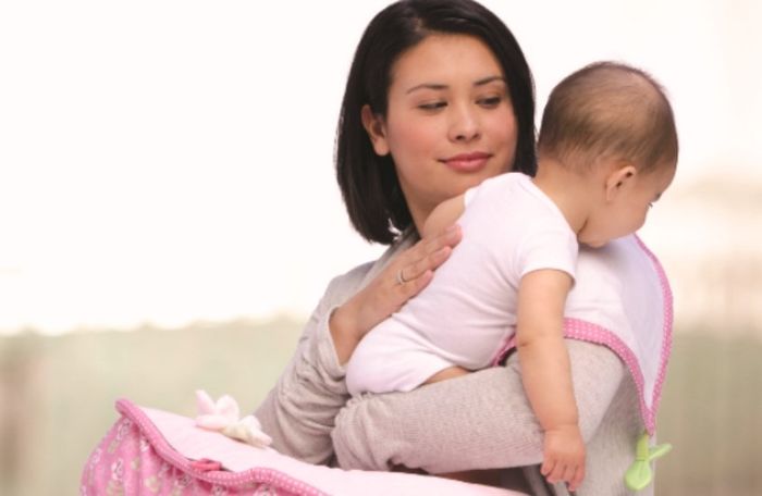 Vỗ nhẹ vào lưng bé để bé ợ hơi