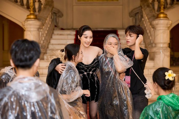 Hương Tràm Xuất Hiện Sau Cánh Gà, Xin Lỗi Và Chụp Ảnh Cùng Người Hâm Mộ Tối 12-5 - Ảnh: FBNV