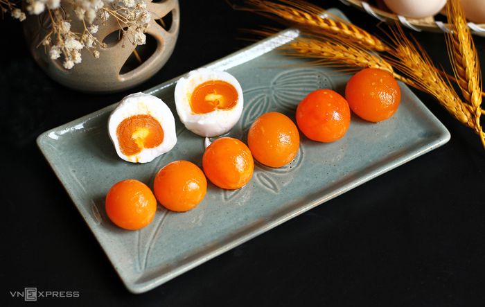 Trứng muối nấu chín có màu đỏ rực như ánh nắng mặt trời. Ảnh: Bùi Thủy