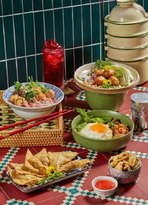 Nước dùng được chế biến kỹ lưỡng, hầm nhiều giờ với xương lợn và bò. Sự sanh sánh, màu nâu sậm của nước dùng được tạo nên từ tiết, gia vị vừa ăn để đậm đà và thơm phức. Nếu bạn còn do dự về nước dùng tiết, nước dùng thảo mộc cũng là một sự lựa chọn đáng thử.