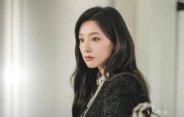 Sau thành công của 'Nữ hoàng nước mắt', Kim Ji Won trở nên nổi tiếng hơn, thu hút sự chú ý của khán giả. Ảnh: tvN