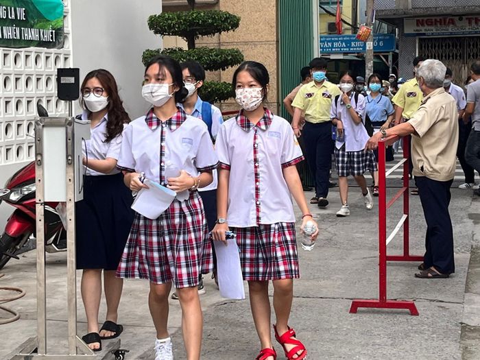 Hình ảnh học sinh làm thủ tục thi lớp 10 tại hội đồng thi THPT Bùi Thị Xuân - Ảnh: MỸ DUNG