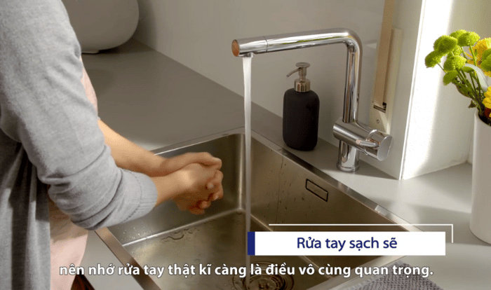 Rửa tay kỹ trước khi pha sữa