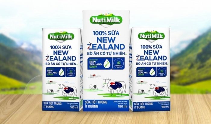 Lốc 4 hộp sữa tiệt trùng Nutimilk New Zealand ít đường 180 ml (từ 1 tuổi)