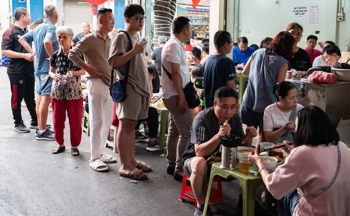 Hình ảnh người dân xếp hàng chờ đợi để thưởng thức một tô phở tại một quán ở phố Gầm Cầu, quận Hoàn Kiếm đầu tháng 4/2024. Ảnh: Tùng Đinh